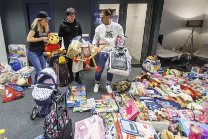 Los voluntarios preparan la recogida de juguetes.