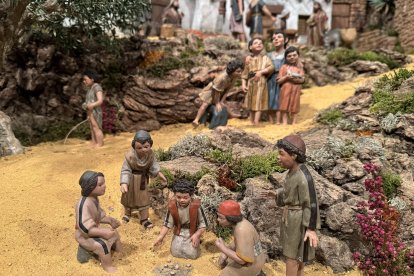 Escenas del Belén que se puede ver en la localidad burgalesa de Renuncio hasta el 6 de enero.