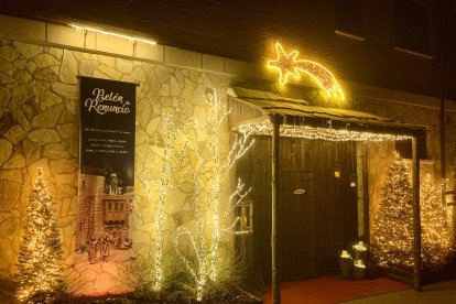 Exterior del Belén de Renuncio, decorado con Árboles de Navidad nevados, como si fuera un pueblo de Laponia.