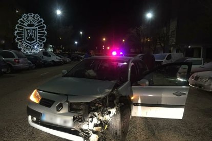 Coche destrozado después de colisionar con otros cinco vehículos.