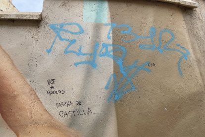 Pintadas en el mural del Callejón de las Brujas, en la calle Emabajadores
