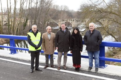 Autoridales locales, provinciales y autonómicas en el nuevo puente sobre el río Arlanza en Tordomar
