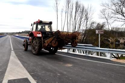 Inauguración del nuevo puente sobre el río Arlanza en Tordomar