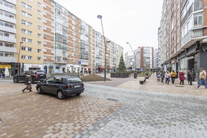 Los peatones disfrutan de 6.000 metros cuadrados más de superficie, tras las obras de reurbanización de esta arteria comercial de Gamonal.
