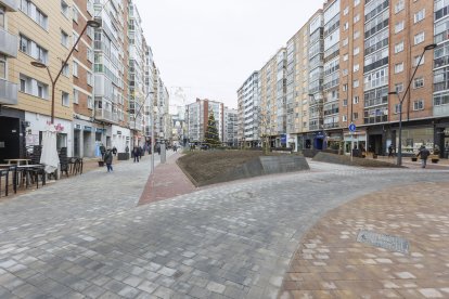 Los peatones disfrutan de 6.000 metros cuadrados más de superficie, tras las obras de reurbanización de esta arteria comercial de Gamonal.