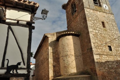 Detalle de la arquitectura popular de la zona junto a la iglesia parroquial.