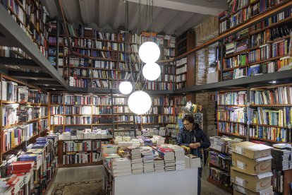 Una clienta ojea libros en Luz y Vida.