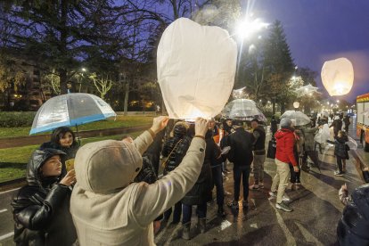 Imagen de la suelta de farolillos de Proyecto Rubare.