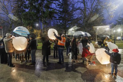 Imagen de la suelta de farolillos de Proyecto Rubare.