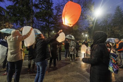 Imagen de la suelta de farolillos de Proyecto Rubare.