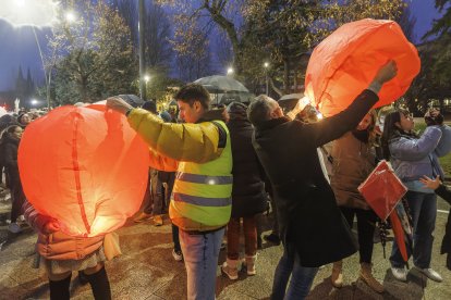 Imagen de la suelta de farolillos de Proyecto Rubare.