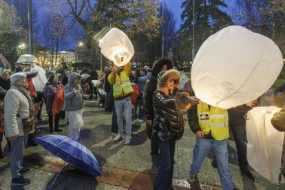 Imagen de la suelta de farolillos de Proyecto Rubare.