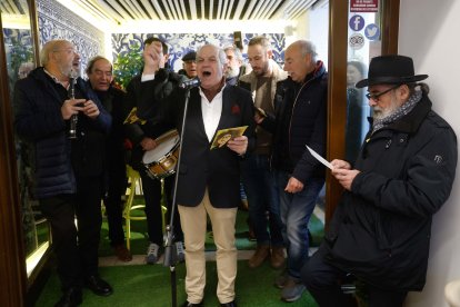 Miguel Ángel Salinas, impulsor de la cita, en un momento del cántico.