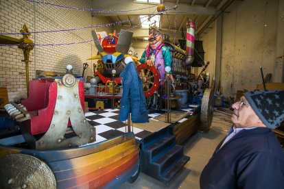 Las peñas ultiman la colocación de luces en las carrozas para que vuelvan a desfilar en Reyes.