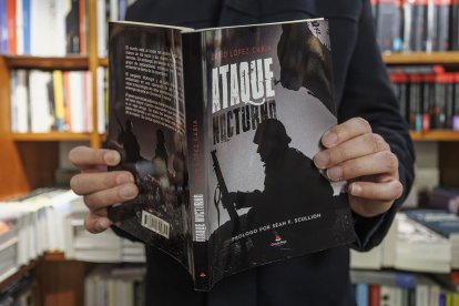 Un ejemplar de 'Ataque nocturno', en manos de su autor.
