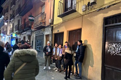 Imagen del momento de una entrevista de un canal de televisión a unos aficionados