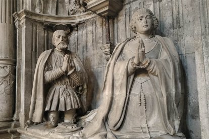 Imágenes del sepulcro del matrimonio Andino - Frías, en la iglesia de San Cosme y San Damián.