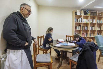 Fray José Luis con los huéspedes Chus y Lucas en la biblioteca.
