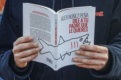 El autor, con un ejemplar de su primer libro, editado por el sello burgalés Atticus.
