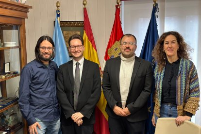 El diputado de Sumar se reunió con el alcalde de Aranda. En la foto está acompañado por los representantes de IU en Aranda