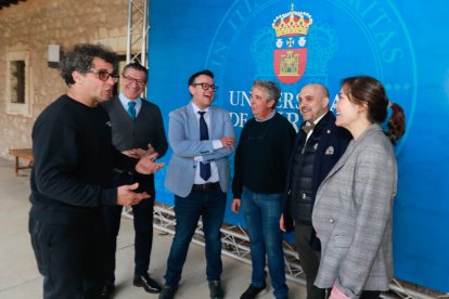 Juan Navarro (izquierda) charla con los organizadores del Festival Escena Abierta Óscar Lozano, UBU, Beatriz Rodríguez (Fundación Caja Burgos) y Ignacio Javier de Miguel y Fernando De la Varga del Ayuntamiento.