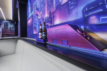 Un tren lleva dos cervezas a una de las mesas.