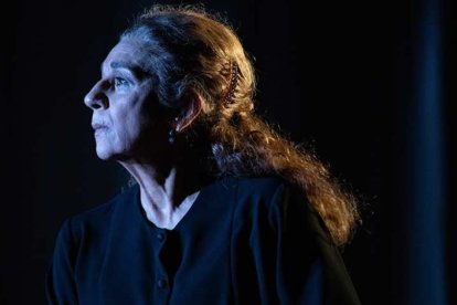 Lolita Flores da voz a la criada de la Casa de Bernarda Alba en Poncia