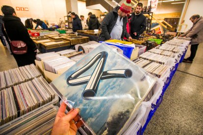 La feria cuenta con una amplia oferta de vinilos.