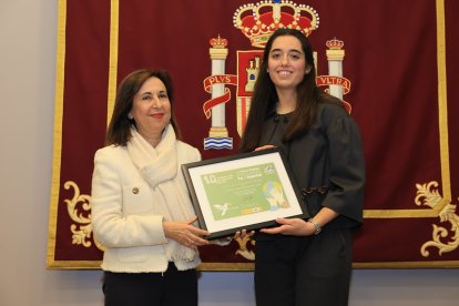 La ganadora recibe el premio de manos de Margarita Robles.