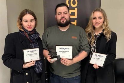 De i. a d.: la actriz Paula Usero, el productor Néstor López y la compositora Beatriz López-Nogales, con los premios obtenidos por 'Artesanía' en Cortogenia.