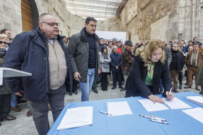 Ayala firma el manifiesto.