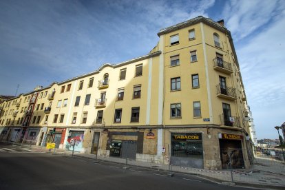 La Constructora Benéfica del Círculo adjudicó la demolición en octubre de 2023, tras realojar a los vecinos.