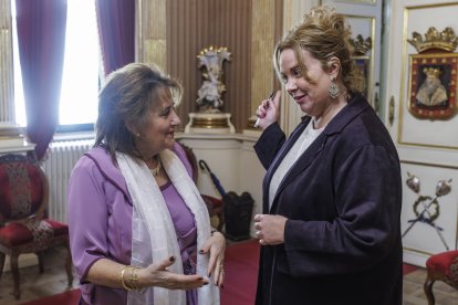 Cristina Ayala recibía a su 'homóloga' por un día, Trini Pérez, en el Ayuntamiento, el año pasado.