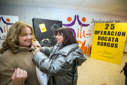 La alcaldesa, Cristina Ayala, recibe uno de los detalles elaborados por el Aula del Hospital Universitario de Burgos.