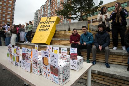 Se cumplen 25 años de la primera operación bocata organizada en Burgos. El 25 estaba muy presente en el patio.