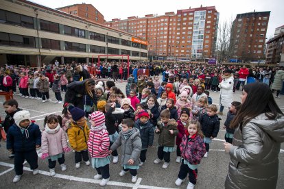 El patio del Blanca de Castilla se convirtió en una fiesta Al ritmo de 'Madre tierra' de Chayanne.