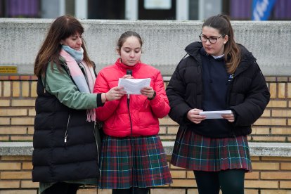 Los estudiantes más mayores se encargaron en los últimos días que preparar los elementos decorativos, los discursos y los bocadillos.