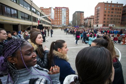 La actividad reunió a toda la comunidad educativa del Blanca de Castilla en el patio.