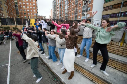 Los alumnos más mayores del Blanca de Castilla guían el baile a los más pequeños.