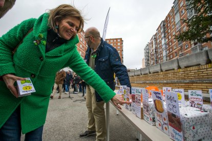 La delegada de Manos Unidas, Cristina Romano, y al fondo el director del Blanca de Castilla, Víctor Mendiguchía.