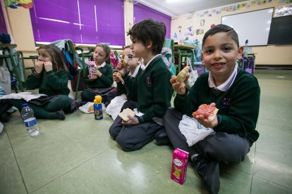 Tras la fiesta de la solidaridad en el patio, llegó el momento de la merienda mas solidaria en las aulas.