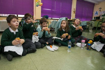 Bocadillo de embutido, queso o los adaptados para celiacos.