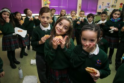En toda la campaña se repartirán 15.000 bocatas solidarios para reconstruir las aulas de un pequeño pueblo de Etiopía arrasadas por la guerra.