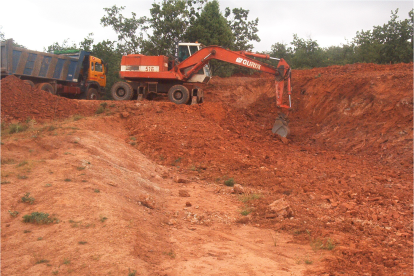 La logística en los yacimientos de Dinosaurios implica el movimiento de maquinaria pesada.