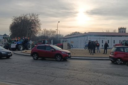 Tractores cortando el tráfico en la rotonda de la avenida de la Universidad.