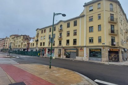 El bloque tiene tres alturas en la parte central y cuatro en las calles laterales.