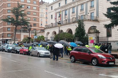 Protesta ante la sede de la Subdelegación.