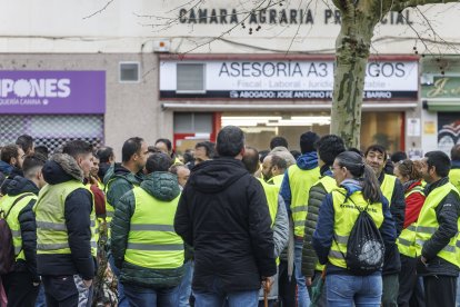 Concentración de agricultores frente a la Cámara Agraria.