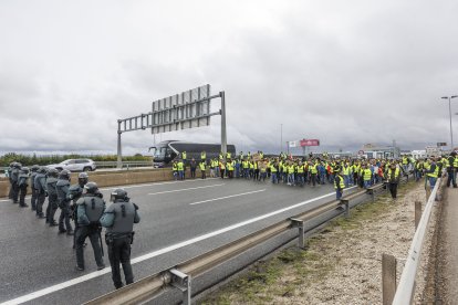 La Guardia Civil custodiando a los agricultores durante el corte de la A-1.
