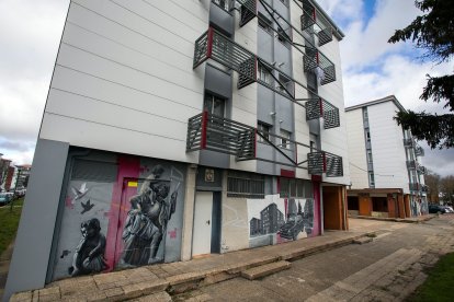 En el barrio se mezclan los edificios que han finalizado su remodelación con los que todavía están a falta de ello.